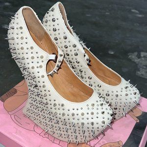 NIB Jeffrey Campbell Prickly, Beige/Silver Heel
